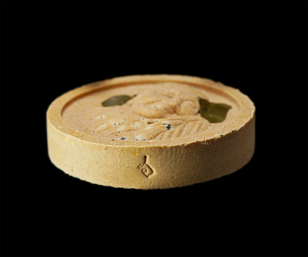 28Jan25 (66)cp.jpg - พระผงจันทร์ลอยหลวงปู่ฮก รตินธโร วัดมาบลำบิด (วัดราษฎร์เรืองสุข) อ.บ้านบึง จ.ชลบุรี สร้างอุโบสถ ปี2558 เนื้อผงพุทธคุณ ผงว่าน ตอกโค๊ต ฮ ฝังพลอยเสก จารหม [..] | https://kamulet.in.th